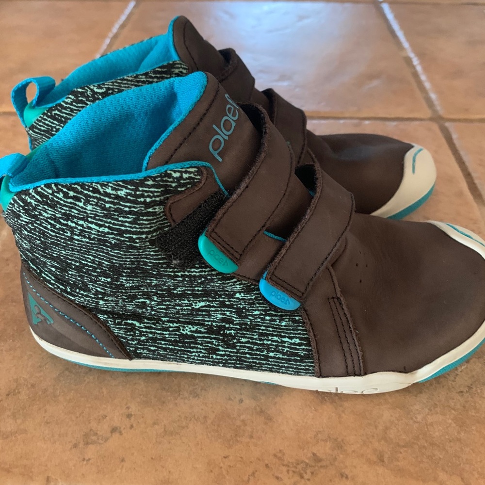 Kid sneakers size 1.5